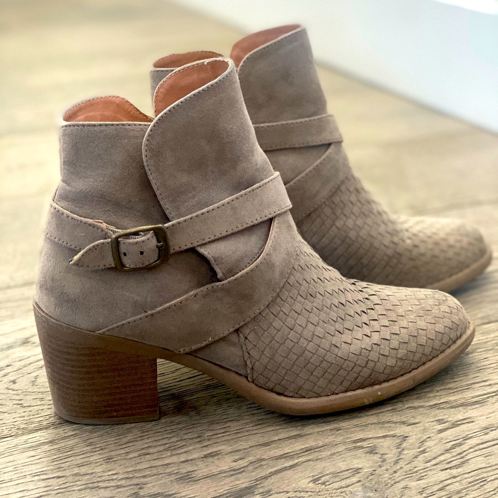 Daytrip Size 8 Boots - faux leather basket weave